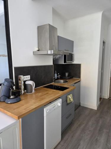 une cuisine avec un évier et un plan de travail dans l'établissement Escapade ensoleillée Cocon T1, à Ajaccio