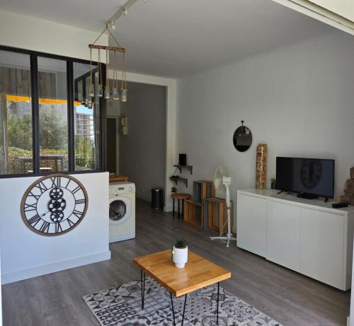 - un salon avec un lave-linge et un sèche-linge dans l'établissement Escapade ensoleillée Cocon T1, à Ajaccio