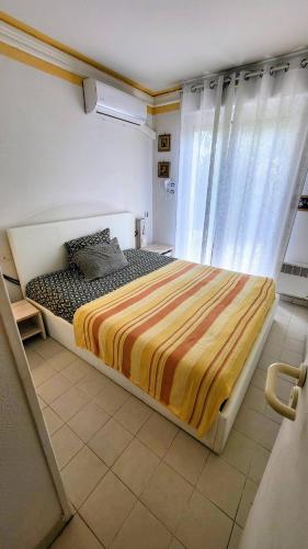une chambre avec un grand lit dans une pièce dans l'établissement GLORIADALI’, à Antibes