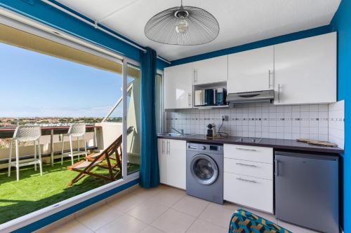 Il dispose d'un balcon et d'une cuisine équipée d'un lave-linge. dans l'établissement Roof Top Port nature, au Cap d'Agde