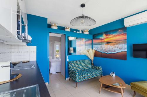 un salon bleu avec un mur bleu dans l'établissement Roof Top Port nature, au Cap d'Agde