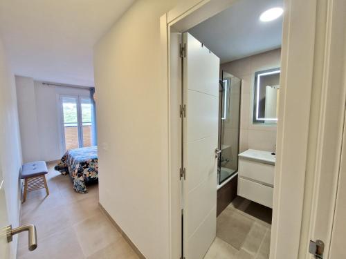Un baño con una puerta que da a un dormitorio. en SR Colinas del Faro 2 BDR in Mijas Costa, en Mijas Costa