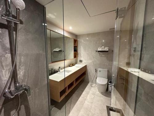 Ένα μπάνιο στο Laguna Beachside Residences 2bdr