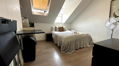 Ένα ή περισσότερα κρεβάτια σε δωμάτιο στο An Economic Studio Sheperd's Bush