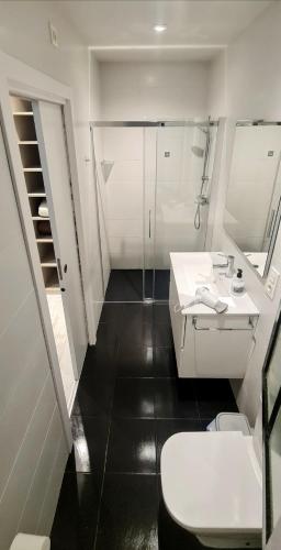 Habitaciones privadas en piso frente a playa Ondarreta, baño compartido