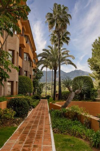 Apartment with a garden near the sea in Gran Bahía de Marbella