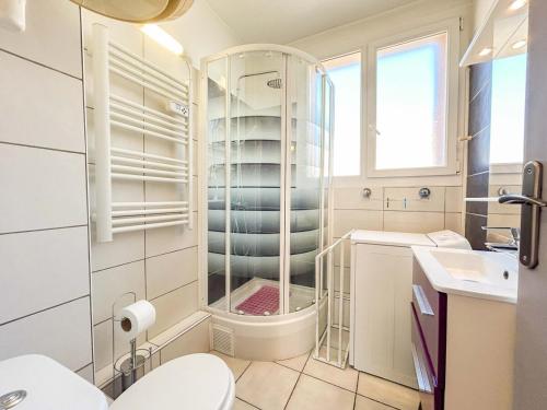 une salle de bain avec une douche, des toilettes et un lavabo dans l'établissement T2 sur le port de Sanary avec garage, à Sanary-sur-Mer
