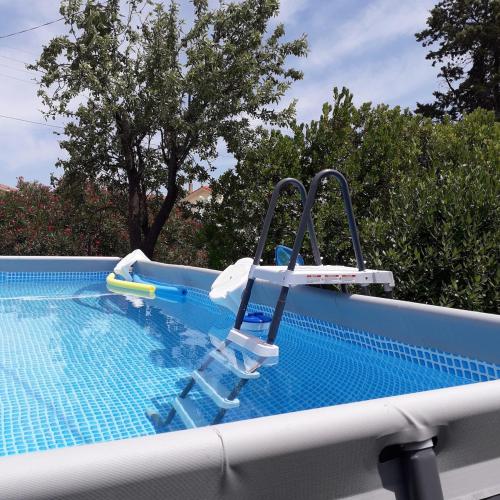 une piscine vide avec un toboggan dans l'établissement Le Pre vert chambres A ou B, à Lézignan-Corbières