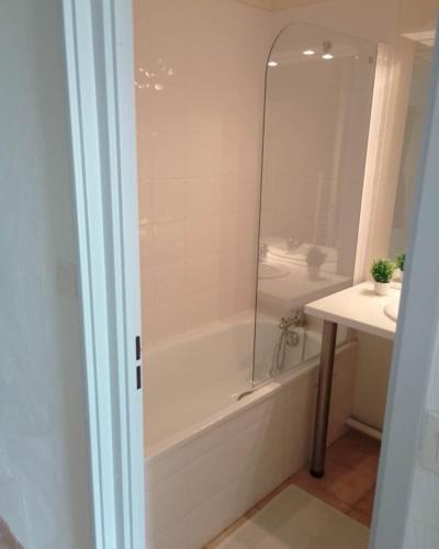 une salle de bain avec une douche, une baignoire et un lavabo dans l'établissement Appartement 2 chambres, piscines, jeux extérieurs, tennis, à Barbaste