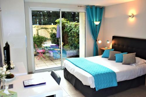 เตียงในห้องที่ Villa Etoile Cannes