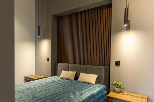 Un dormitorio con una cama con dos almohadas encima. en The 9 Apartments, en Przemyśl