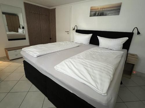 Postel nebo postele na pokoji v ubytování Ferienwohnung Neuhaus auf Norderney