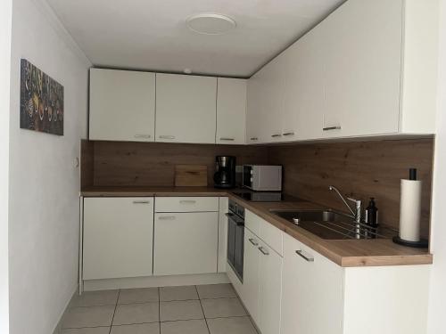 Kuchyň nebo kuchyňský kout v ubytování Ferienwohnung Neuhaus auf Norderney