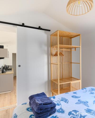 une chambre avec un lit avec des serviettes bleues dessus dans l'établissement Barbâtre - Les Figuiers, à Barbâtre