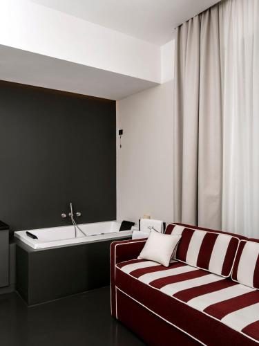 Postel nebo postele na pokoji v ubytování Adaram Suites