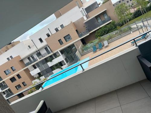 un balcon d'un immeuble avec piscine dans l'établissement Villeneuve-Loubet Appartement, à Villeneuve-Loubet