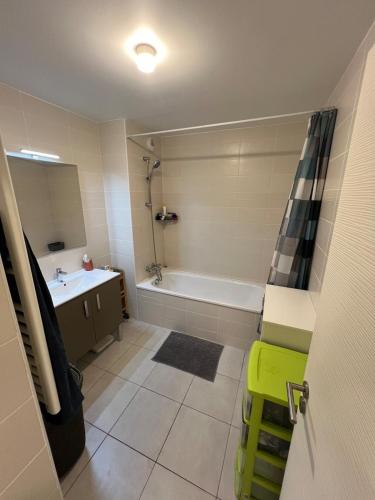 une salle de bain avec une baignoire et un lavabo et une baignoire dans l'établissement Villeneuve-Loubet Appartement, à Villeneuve-Loubet