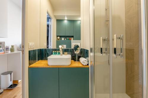Cozy Faubourg St Martin retreat