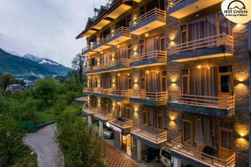 Pemandangan gunung umum atau pemandangan gunung yang diambil dari hotel