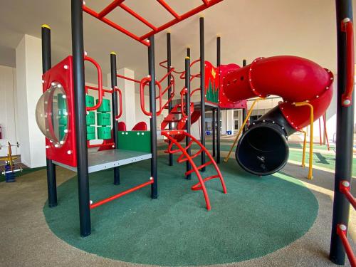 una sala de juegos con un parque infantil con tobogán en DERU Modern seaview apartment in KT city centre, en Kuala Terengganu