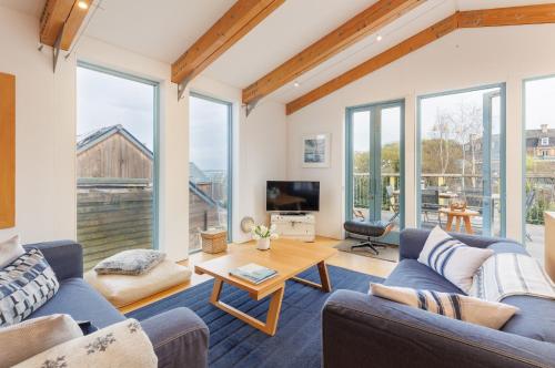 Ruang duduk di The Deck House - Stunning Chalet in Gurnard with Solent Views and Terrace