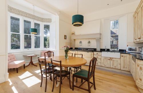 Dapur atau dapur kecil di Grand Garden Apartment - The Old Vicarage - Duplex Residence, Breathtaking sea views Over Shanklin Bay - Shanklin Old Village, fantastic family getaway!