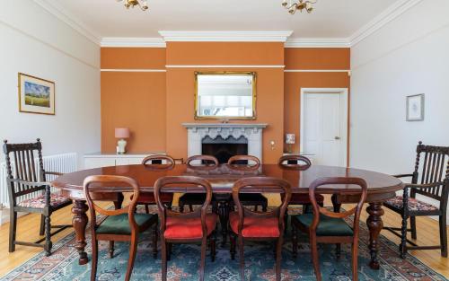 Ruang duduk di Grand Garden Apartment - The Old Vicarage - Duplex Residence, Breathtaking sea views Over Shanklin Bay - Shanklin Old Village, fantastic family getaway!