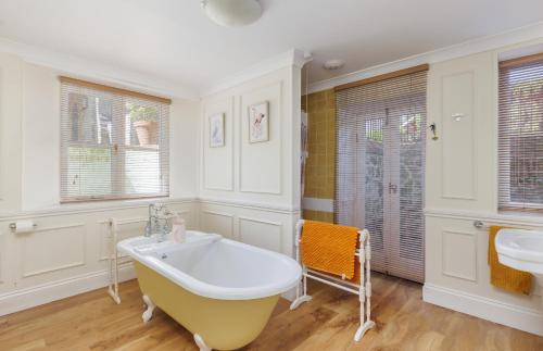 Bilik mandi di Grand Garden Apartment - The Old Vicarage - Duplex Residence, Breathtaking sea views Over Shanklin Bay - Shanklin Old Village, fantastic family getaway!