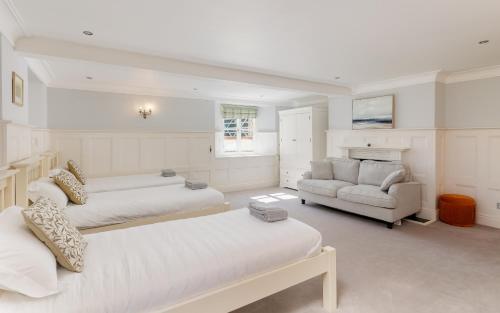 Katil atau katil-katil dalam bilik di Grand Garden Apartment - The Old Vicarage - Duplex Residence, Breathtaking sea views Over Shanklin Bay - Shanklin Old Village, fantastic family getaway!