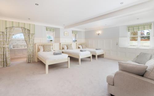 Ruang duduk di Grand Garden Apartment - The Old Vicarage - Duplex Residence, Breathtaking sea views Over Shanklin Bay - Shanklin Old Village, fantastic family getaway!