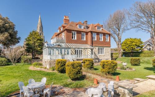 Taman di luar Grand Garden Apartment - The Old Vicarage - Duplex Residence, Breathtaking sea views Over Shanklin Bay - Shanklin Old Village, fantastic family getaway!