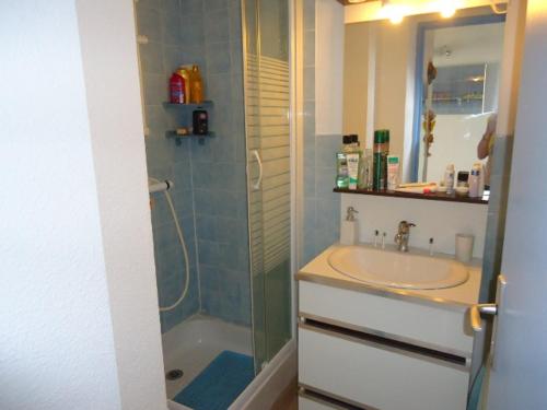 une salle de bain avec une douche, un lavabo et une baignoire dans l'établissement joli studio rez de jardin résidence avec piscine, à Cavalaire-sur-Mer