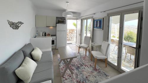 Η κουζίνα ή μικρή κουζίνα στο Psarou Summer Villas