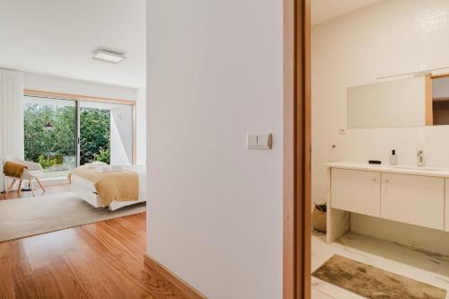 una camera da letto con un letto e uno specchio di Casa Do Golf Ponte de Lima a Ponte de Lima