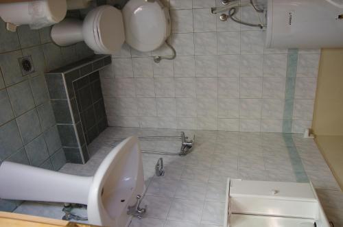 a bathroom with a bath tub and a sink at Villa Platythea in Platy