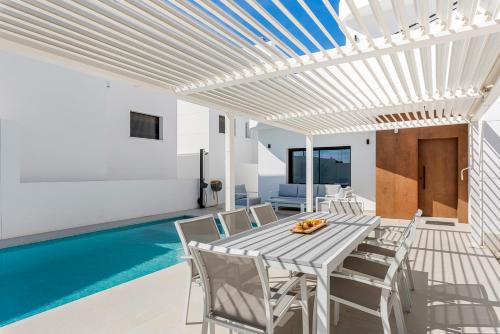 Piscina en o cerca de Luxury family villa with privacy