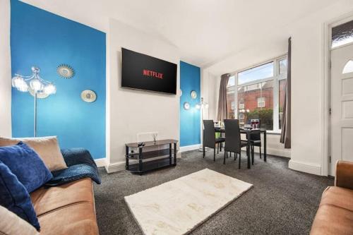 a living room with a couch and a table at Modern 2 Bed Room Home In Leeds Cozy Stay - Near St James and City Centre, Free Parking in Central Station