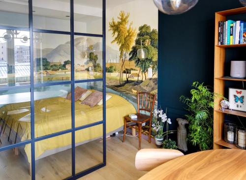 - une chambre avec un lit jaune dans l'établissement Loft Spirit, 15 Minutes Walk from Eiffel Tower, à Paris