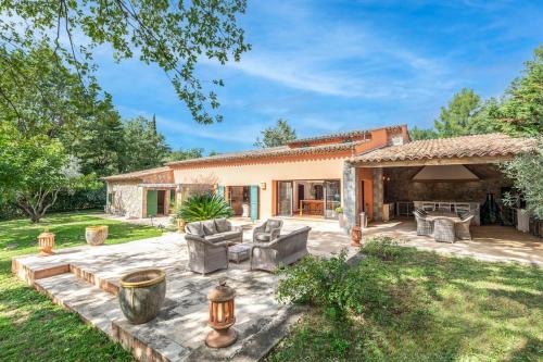 une arrière-cour avec une terrasse en pierre et une maison dans l'établissement Luxury Villa near Fayence, à Saint-Paul-en-Forêt