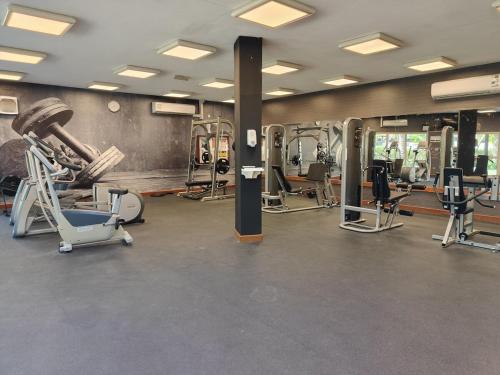 um ginásio com várias passadeiras e máquinas de exercício em Luxury 2 BD, A Midtown Quintessential Community em Sabkhah