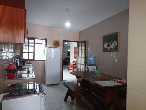 Η κουζίνα ή μικρή κουζίνα στο Casa super arejada no melhor de Miramar