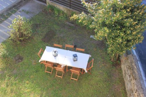 an overhead view of a white table and chairs at Agli Chalet Bosco in Domodossola