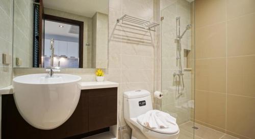 Et badeværelse på Emerald Terrace Apartments by Lofty