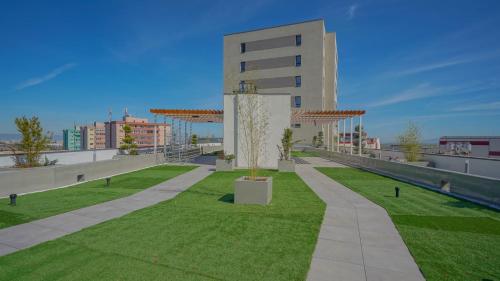 un edificio con una zona erbosa di fronte a un edificio di MoHost Noua 2 - Scenic Mountain Getaway a Braşov