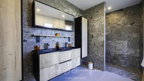 une salle de bain avec un lavabo et un miroir dans l'établissement GWENN HA DU Maison proche plage et GR34, à Concarneau