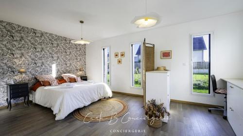 - une chambre avec un grand lit et un mur de fenêtres dans l'établissement GWENN HA DU Maison proche plage et GR34, à Concarneau