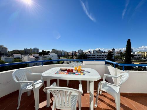 Vilamoura Design 2 by Homing