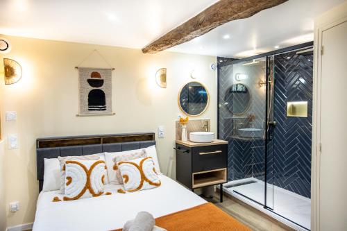 Postel nebo postele na pokoji v ubytování Cosy & Chill - Secret Suite au cœur de Cotignac