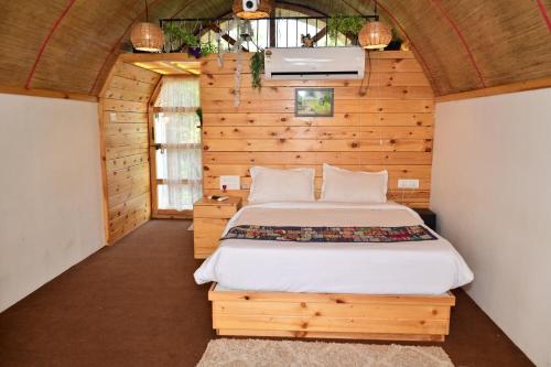 Postel nebo postele na pokoji v ubytování Riyasatkar Heritage Resort