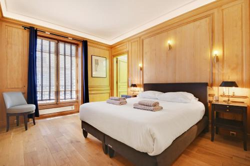 une chambre avec un lit, un bureau et une chaise dans l'établissement Vue exceptionnelle sur la tour Eiffel, à Paris